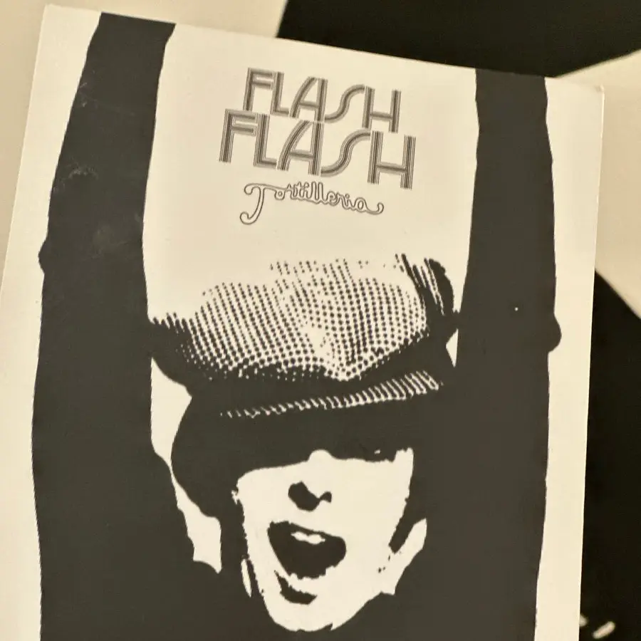 Carta de Flash Flash con una ilustración en blanco y negro de una persona con gorra y los brazos en alto