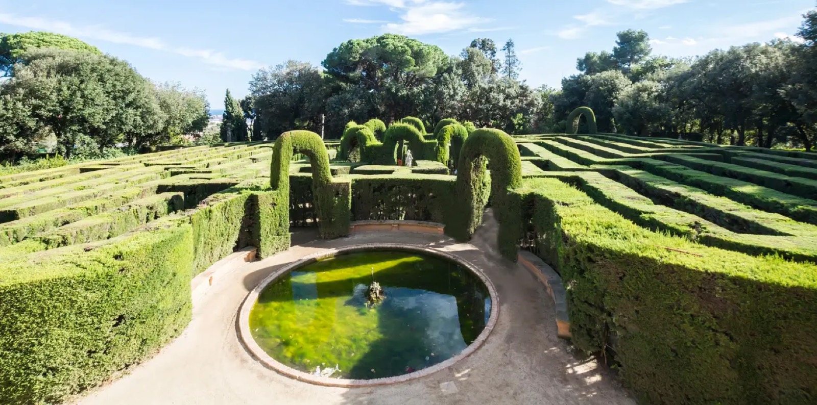 Laberinto de cipreses en un jardín histórico de Cataluña