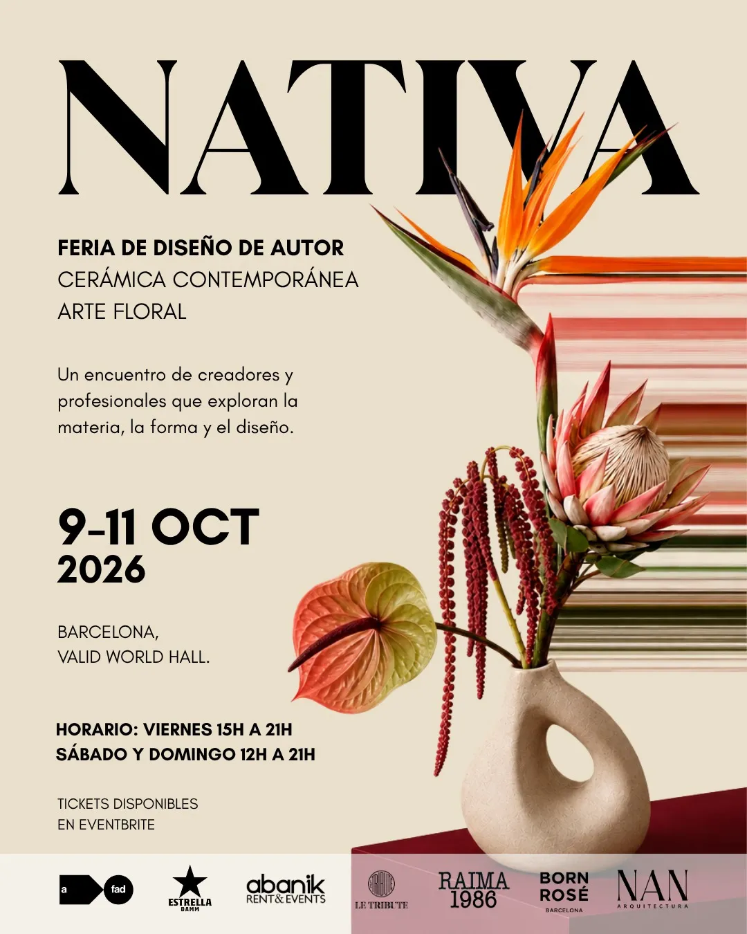 Cartel de NATIVA con un jarrón de cerámica blanca con una flor de ave del paraíso, una protea, un anturio y amaranto rojo sobre fondo beige