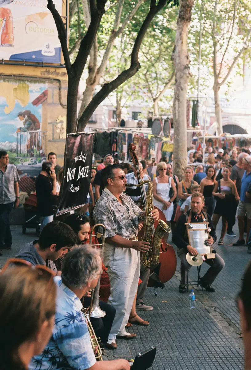 Banda de jazz tocando al aire libre ante el público