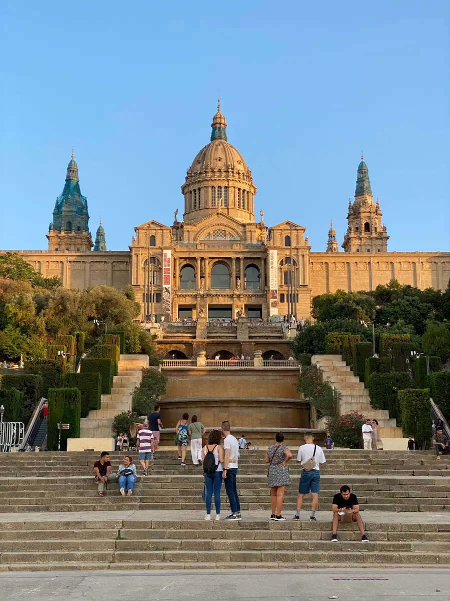 Escalinatas del Museu Nacional d'Art de Catalunya en Montjuïc a última hora de la tarde