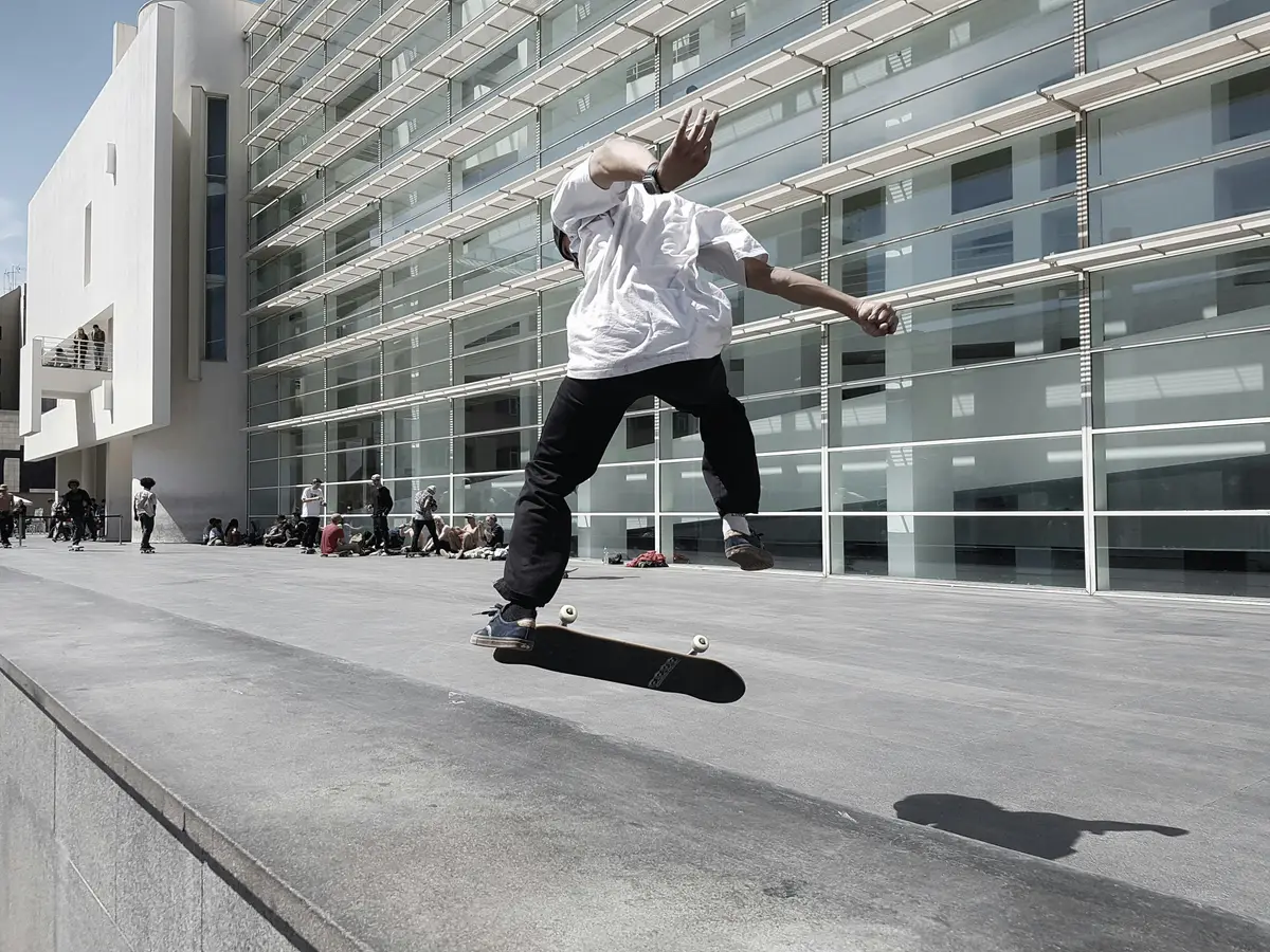 Skater frente a un edificio blanco y moderno